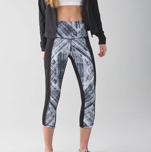 EUC 💎 Lululemon Hot To Street CropHeat Wave White Black / Black Size 6 21"